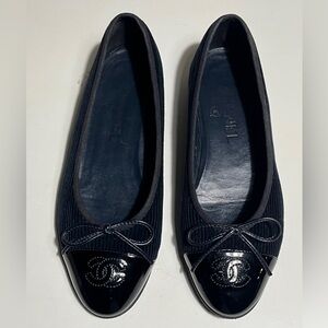 CHANEL Navy Textured Ballet Flats with Patent Cap Toe and Bow